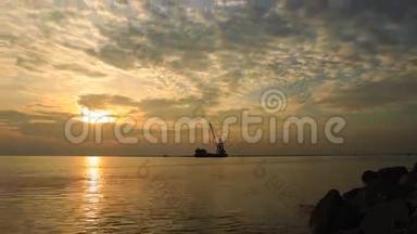 日落前，在泰国海湾邦浦海滨的天空中，云散布，货船在傍晚<strong>驶过</strong>。